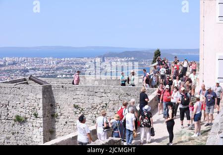 Touristen genießen die Aussicht von der Festung Klis in der Nähe von Split, Kroatien am 14. Juni 2022. Die Festung Klis ist ein unvermeidlicher Ort für viele Touristen, die in das Gebiet von Split kommen. Eine unvergessliche Aussicht und ein reiches historisches Erlebnis sind die Mühe wert. Foto: Ivo Cagalj/PIXSELL Stockfoto