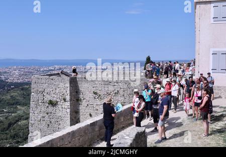 Touristen genießen die Aussicht von der Festung Klis in der Nähe von Split, Kroatien am 14. Juni 2022. Die Festung Klis ist ein unvermeidlicher Ort für viele Touristen, die in das Gebiet von Split kommen. Eine unvergessliche Aussicht und ein reiches historisches Erlebnis sind die Mühe wert. Foto: Ivo Cagalj/PIXSELL Stockfoto