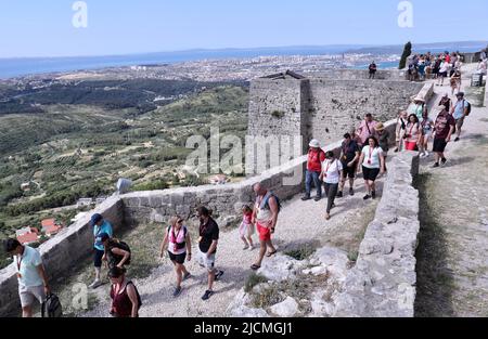 Touristen genießen die Aussicht von der Festung Klis in der Nähe von Split, Kroatien am 14. Juni 2022. Die Festung Klis ist ein unvermeidlicher Ort für viele Touristen, die in das Gebiet von Split kommen. Eine unvergessliche Aussicht und ein reiches historisches Erlebnis sind die Mühe wert. Foto: Ivo Cagalj/PIXSELL Stockfoto