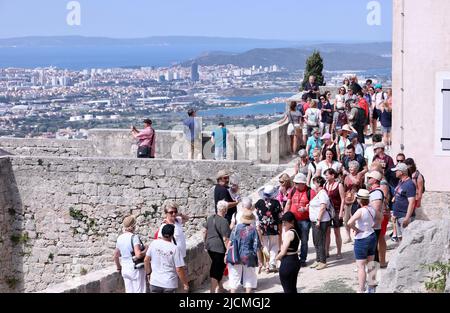 Touristen genießen die Aussicht von der Festung Klis in der Nähe von Split, Kroatien am 14. Juni 2022. Die Festung Klis ist ein unvermeidlicher Ort für viele Touristen, die in das Gebiet von Split kommen. Eine unvergessliche Aussicht und ein reiches historisches Erlebnis sind die Mühe wert. Foto: Ivo Cagalj/PIXSELL Stockfoto