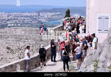 Touristen genießen die Aussicht von der Festung Klis in der Nähe von Split, Kroatien am 14. Juni 2022. Die Festung Klis ist ein unvermeidlicher Ort für viele Touristen, die in das Gebiet von Split kommen. Eine unvergessliche Aussicht und ein reiches historisches Erlebnis sind die Mühe wert. Foto: Ivo Cagalj/PIXSELL Stockfoto