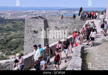 Touristen genießen die Aussicht von der Festung Klis in der Nähe von Split, Kroatien am 14. Juni 2022. Die Festung Klis ist ein unvermeidlicher Ort für viele Touristen, die in das Gebiet von Split kommen. Eine unvergessliche Aussicht und ein reiches historisches Erlebnis sind die Mühe wert. Foto: Ivo Cagalj/PIXSELL Stockfoto