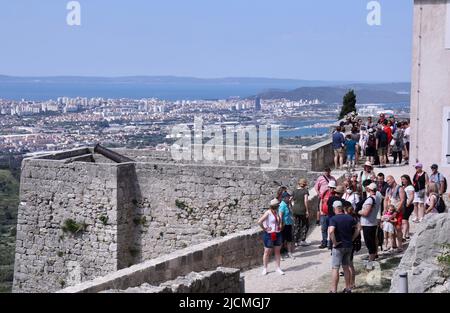 Touristen genießen die Aussicht von der Festung Klis in der Nähe von Split, Kroatien am 14. Juni 2022. Die Festung Klis ist ein unvermeidlicher Ort für viele Touristen, die in das Gebiet von Split kommen. Eine unvergessliche Aussicht und ein reiches historisches Erlebnis sind die Mühe wert. Foto: Ivo Cagalj/PIXSELL Stockfoto