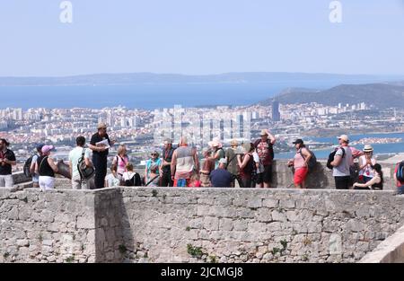 Touristen genießen die Aussicht von der Festung Klis in der Nähe von Split, Kroatien am 14. Juni 2022. Die Festung Klis ist ein unvermeidlicher Ort für viele Touristen, die in das Gebiet von Split kommen. Eine unvergessliche Aussicht und ein reiches historisches Erlebnis sind die Mühe wert. Foto: Ivo Cagalj/PIXSELL Stockfoto