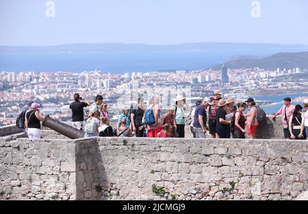 Touristen genießen die Aussicht von der Festung Klis in der Nähe von Split, Kroatien am 14. Juni 2022. Die Festung Klis ist ein unvermeidlicher Ort für viele Touristen, die in das Gebiet von Split kommen. Eine unvergessliche Aussicht und ein reiches historisches Erlebnis sind die Mühe wert. Foto: Ivo Cagalj/PIXSELL Stockfoto