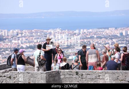 Touristen genießen die Aussicht von der Festung Klis in der Nähe von Split, Kroatien am 14. Juni 2022. Die Festung Klis ist ein unvermeidlicher Ort für viele Touristen, die in das Gebiet von Split kommen. Eine unvergessliche Aussicht und ein reiches historisches Erlebnis sind die Mühe wert. Foto: Ivo Cagalj/PIXSELL Stockfoto