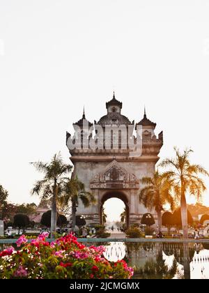 Sonnenuntergang am Patuxai (Victory Gate), Vientiane, Laos P.D.R. Stockfoto