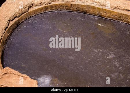 Fez, Marokko - 13. Juni 2022 Chouara Gerberei, die Färbekellen von Chouara gehören zu den berühmtesten Sehenswürdigkeiten der Medina von Fez. Das alte Handwerk des Gerbens Stockfoto