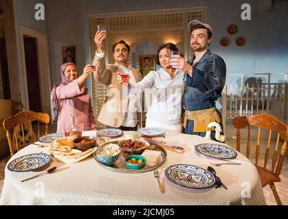 l-r: Shobu Kapoor (Samira Alawai), Sanjeev Bhaskar (Ahmed Alawai), Rebecca Grant (Rana Alawai), Ilan Goodman (Sayid Al-Madini) beim ABENDESSEN MIT SADDAM von Anthony Horowitz in der Menier Chocolate Factory, London SE1 22/09/2015 Design: Tim Shortall Beleuchtung: Howard Harris Regie: Lindsay Posner Stockfoto