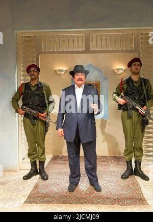 Zentrum: Steven Berkoff (Saddam Hussein) beim ABENDESSEN MIT SADDAM von Anthony Horowitz in der Menier Chocolate Factory, London SE1 22/09/2015 Design: Tim Shortall Beleuchtung: Howard Harrison Regie: Lindsay Posner Stockfoto