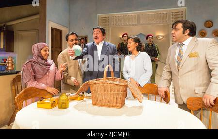 l-r: Shobu Kapoor (Samira Alawai), Sanjeev Bhaskar (Ahmed Alawai), Steven Berkoff (Saddam Hussein), Rebecca Grant (Rana Alawai), Nathan Amzi (Jammal) beim ABENDESSEN MIT SADDAM von Anthony Horowitz in der Menier Chocolate Factory, London SE1 22/09/2015 Design: Tim Shortall Beleuchtung: Howard HarrisRegie: Lindsay Posner Stockfoto