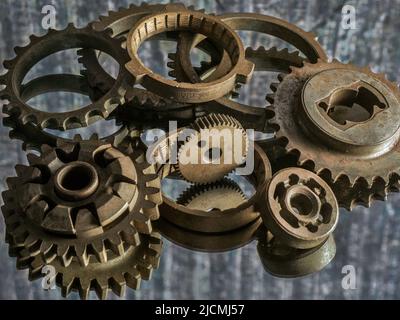 06 09 2022 Detail der Metallräder und -Räder und Metallteile Studio shot Lokgram Kalyan Maharashtra Indien. Stockfoto