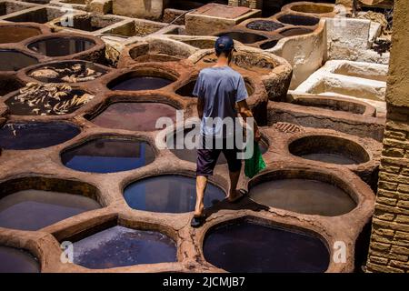 Fez, Marokko - 13. Juni 2022 Chouara Gerberei, die Färbekellen von Chouara gehören zu den berühmtesten Sehenswürdigkeiten der Medina von Fez. Das alte Handwerk des Gerbens Stockfoto