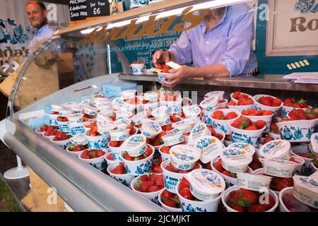 Glitzernde Erdbeeren und traditionelle dicke Roddas Cornish Clotted Cream werden in einer speziellen Kühleinheit auf der Royal Cornwall Show gezeigt. Stockfoto