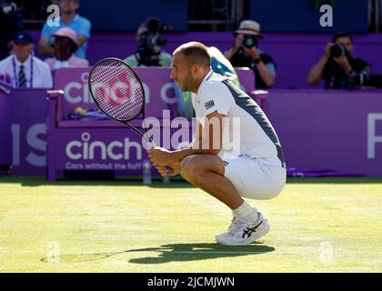 14.. Juni 2022; Queens Club, West Kensington, London, England; Cinch Queens Club ATP Tour 500 Series Lawn Tennis Turnier; Daniel Evans (GBR) reagiert enttäuscht Stockfoto