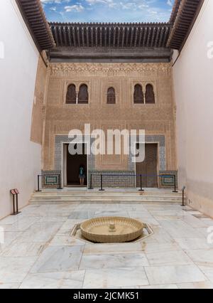 Alhambra Granada Spanien - 09 14 2021: Blick auf die Eingangshalle des Patio zu den Nasriden Palästen auf dem Festungskomplex der Alhambra Zitadelle, Touristen Stockfoto