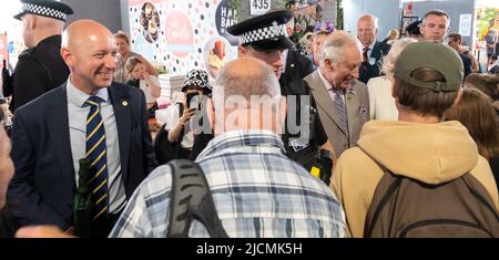 S.H. der Prinz von Wales und Camilla Herzogin von Cornwall treffen sich und begrüßen die Hunderte von Besuchern der Royal Cornwall Show an den Ständen Stockfoto