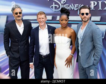 Taika Waititi, Tim Peake, Keke Palmer und Chris Evans nehmen an der britischen Premiere von „Lightyear“ auf dem Cineworld Leicester Square am 13. Juni 2022 in London Teil. Stockfoto