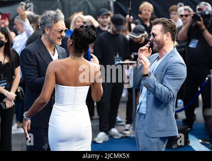 Taika Waititi, Keke Palmer und Chris Evans nehmen an der britischen Premiere von „Lightyear“ auf dem Cineworld Leicester Square am 13. Juni 2022 in London, England, Teil. Stockfoto