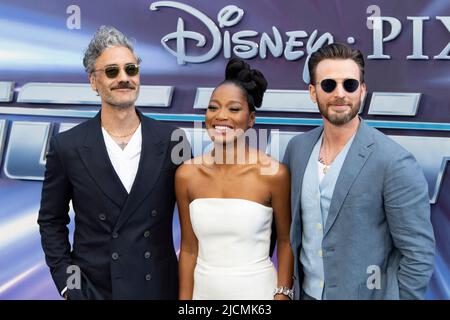 Taika Waititi, Keke Palmer und Chris Evans nehmen an der britischen Premiere von „Lightyear“ auf dem Cineworld Leicester Square am 13. Juni 2022 in London, England, Teil. Stockfoto