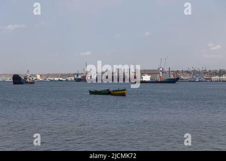 Luanda Angola - 10 13 2021: Blick auf Fischerboote, Öltanker und Hafen von Luanda, Hafenlogistikzentrum mit Containern im Hintergrund, Luanda, Angol Stockfoto