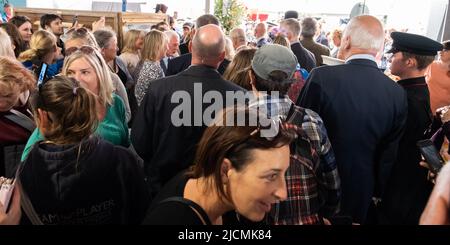 S.H. der Prinz von Wales und Camilla Herzogin von Cornwall treffen sich und begrüßen die Hunderte von Besuchern der Royal Cornwall Show an den Ständen Stockfoto