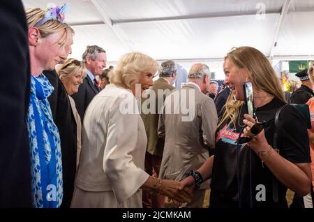 S.H. der Prinz von Wales und Camilla Herzogin von Cornwall treffen sich und begrüßen die Hunderte von Besuchern der Royal Cornwall Show an den Ständen Stockfoto