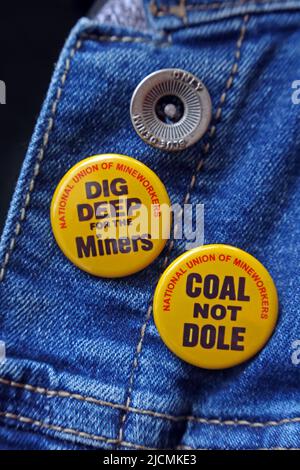 Coal Not Dole & Dig Deep for the Miners-Abzeichen auf einer Denimjacke für Bergarbeiter-Fans, britischer Streit von 1984, NUM gegen Margaret Thatcher, die Bergleute Stockfoto