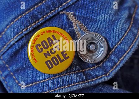 Coal Not Dole-Abzeichen auf einer Denimjacke für Bergarbeiter-Unterstützer, britischer Streit von 1984, NUM gegen Margaret Thatcher, die Bergleute, militante Tendenz Stockfoto