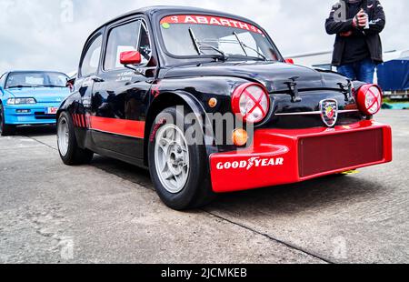 Fiat Abarth Sportwagen in Schwarz mit rotem Stoßfänger, glänzender Oldtimer von der Tuning-Firma für Fiatautomobile in Hildesheim, 21. Mai 2022 Stockfoto