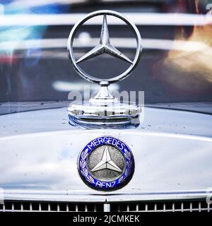 Mercedes Benz Schriftzug, Logo und Stern auf der Motorhaube des Oldtimer aus Deutschland, Nahaufnahme in Hildesheim, 21. Mai 2022 Stockfoto