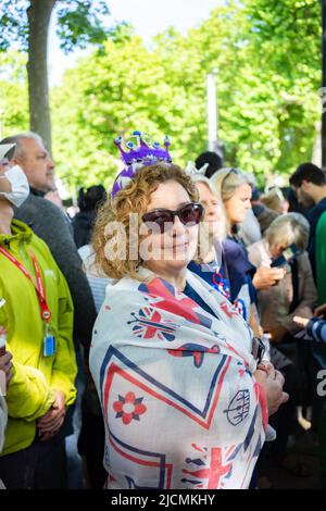 Frau in der Mall in London, England. Das Platin-Jubiläum von Königin Elizabeth II. Wird 2022 im Commonwealth of Nations zum Anlass des Th gefeiert Stockfoto