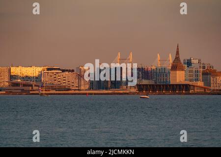 Der Wohnkomplex im Bau am Ufer des Flusses Neva auf der Insel Vasilievsky in Sonnenuntergang, Bulk-Insel, Baukräne Stockfoto