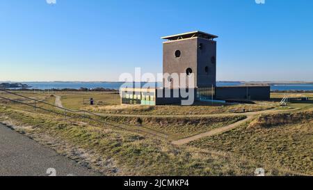Blick auf den Ferienort Port Zelande und seine Umgebung auf den See und die Dünen unter einem teilweise blauen Himmel Stockfoto