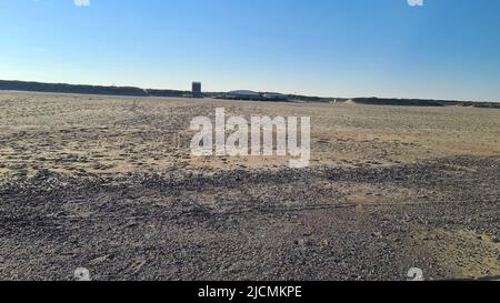Blick auf den Ferienort Port Zelande und seine Umgebung auf den See und die Dünen unter einem teilweise blauen Himmel Stockfoto