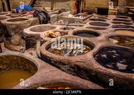 Fez, Marokko - 13. Juni 2022 Chouara Gerberei, die Färbekellen von Chouara gehören zu den berühmtesten Sehenswürdigkeiten der Medina von Fez. Das alte Handwerk des Gerbens Stockfoto