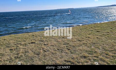 Blick auf den Ferienort Port Zelande und seine Umgebung auf den See und die Dünen unter einem teilweise blauen Himmel Stockfoto