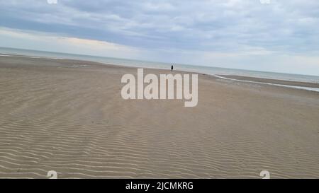 Blick auf den Ferienort Port Zelande und seine Umgebung auf den See und die Dünen unter einem teilweise blauen Himmel Stockfoto