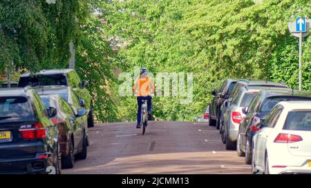 Glasgow, Schottland, Großbritannien, Juni 14. 2022. UK Wetter: Great Western Road in the West End Spiegelung edinburgh. An einem warmen Tag gingen Einheimische und Touristen heute Nachmittag zum george Square und den umliegenden Straßen der Stadt. Credit Gerard Ferry/Alamy Live News Stockfoto