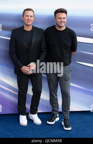 Scott Mills und Sam Vaughan nehmen an der britischen Premiere von „Lightyear“ am 13. Juni 2022 auf dem Cineworld Leicester Square in London, England, Teil. Stockfoto