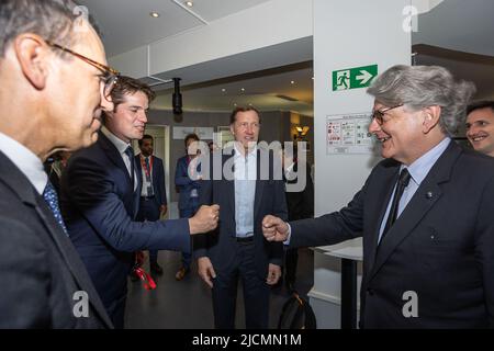 Thomas Dermine, Staatssekretär für Wissenschaftspolitik, Bürgermeister von Charleroi, Paul Magnette, und Thierry Breton, EU-kommissar für Binnenmarkt, bei einem Besuch im Thales Alenia Space in Mont-sur-Marchienne, Charleroi, Dienstag, 14. Juni 2022. Das Management von Thales Alenia Space wird die vielversprechenden NewSpace-Themen des Satellitensektors diskutieren: Elektrischer Antrieb, Digitalisierung von Satelliten für mehr Flexibilität der Missionen, Konstellationen und Nachhaltigkeit des Weltraums. Im Rahmen der Beschleunigung von Innovationen wird sie ihren Ansatz „Open Innovation“ mit dem Ökosystem von erörtern Stockfoto