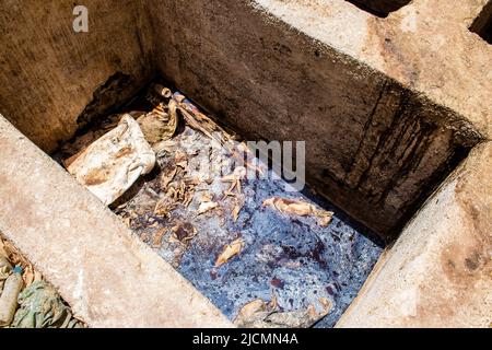 Fez, Marokko - 13. Juni 2022 Chouara Gerberei, die Färbekellen von Chouara gehören zu den berühmtesten Sehenswürdigkeiten der Medina von Fez. Das alte Handwerk des Gerbens Stockfoto