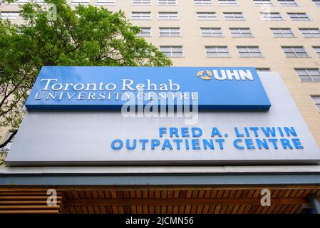 Niedrige Ansicht des Schildes am Toronto Rehab University Center. Das Gebäude gehört zum University Health Network. Stockfoto