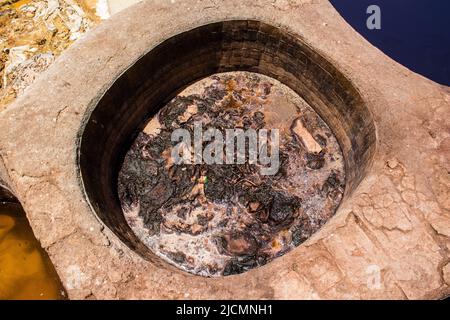 Fez, Marokko - 13. Juni 2022 Chouara Gerberei, die Färbekellen von Chouara gehören zu den berühmtesten Sehenswürdigkeiten der Medina von Fez. Das alte Handwerk des Gerbens Stockfoto