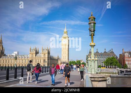 Big Ben und die Houses of Parliament von der Westminster Bridge aus, einer Straßen- und Fußgängerbrücke über die Themse in London, England, Großbritannien Stockfoto