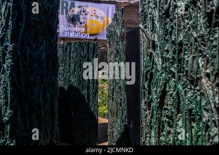 London, Großbritannien. 14.. Juni 2022. Die spanische Künstlerin Cristina Iglesias, eine immersive Installation, die speziell für den Annenberg-Hof der Königlichen Akademie entwickelt wurde. Mit dem Titel Wet Labyrinth (with Spontanous Landscape), 2020-22 - The Royal Academy (RA) Summer Exhibition 2022 koordiniert von der britischen Bildhauerin Alison Wilding RA. Es beschäftigt sich mit dem Thema Klima. Es umfasst rund 1400 Werke aufstrebender und etablierter Künstler. Kredit: Guy Bell/Alamy Live Nachrichten Stockfoto