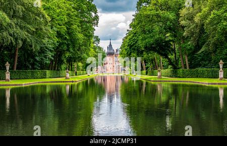 Schöner Teich mit Spiegelung von Schloss und Bäumen, Niederlande. Stockfoto