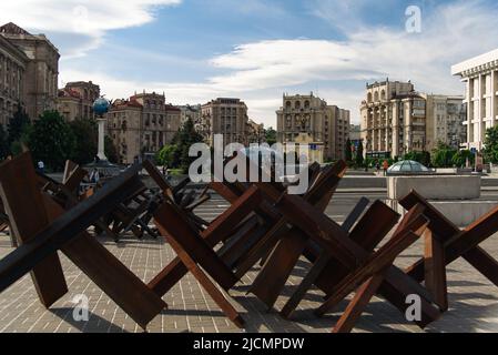 Kiew, Ukraine - 19. Mai 2022: Maidan Nezalezhnosti. Panzerabwehrhindernisse oder tschechische Igel während der russischen Invasion der Ukraine. Selektiver Fokus Stockfoto