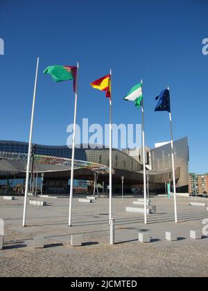 Flaggen auf dem Messe- und Kongresszentrum von Malaga (FYCMA). Spanien Stockfoto