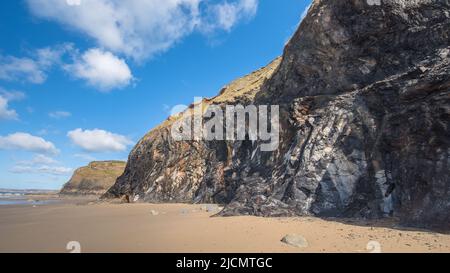 Black Ordovician Shales, Druidston Haven, Pembrokeshire, Wales, Großbritannien Stockfoto